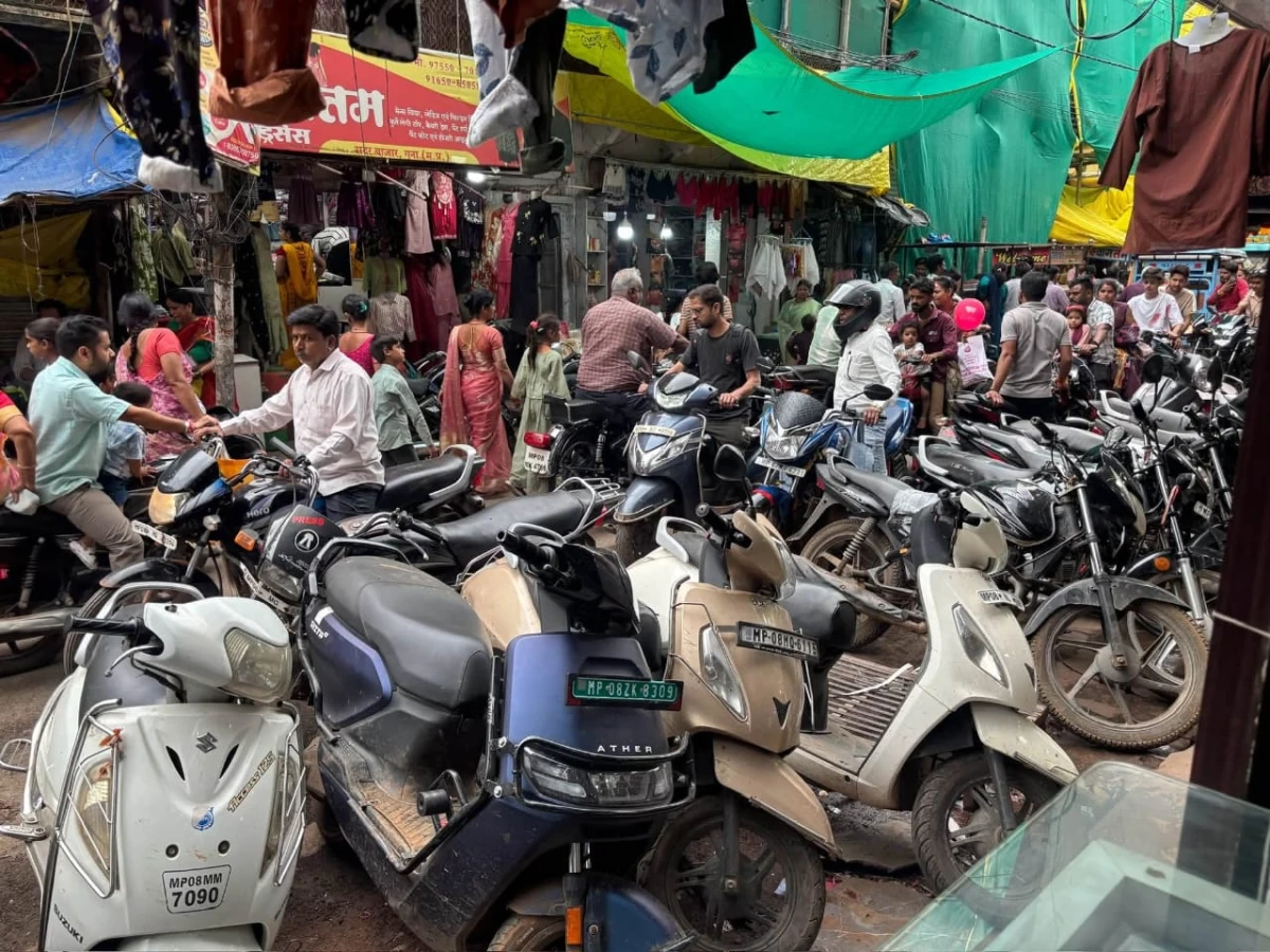 गुना के सदर बाजार में जाम और अतिक्रमण से हालात बेहाल, पार्किंग व्यवस्था पर उठे सवाल