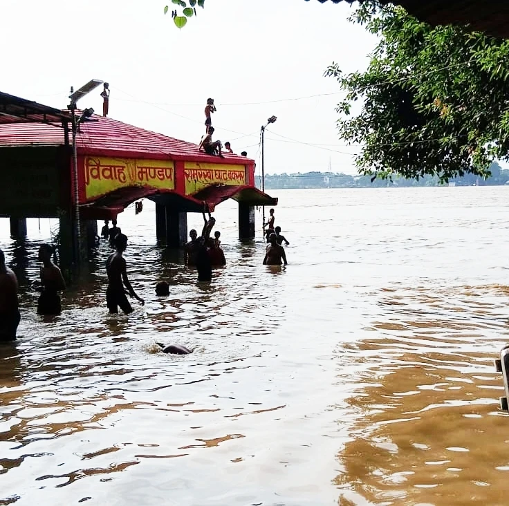 GANGA CROSSED WARNING POINT IN BUXAR