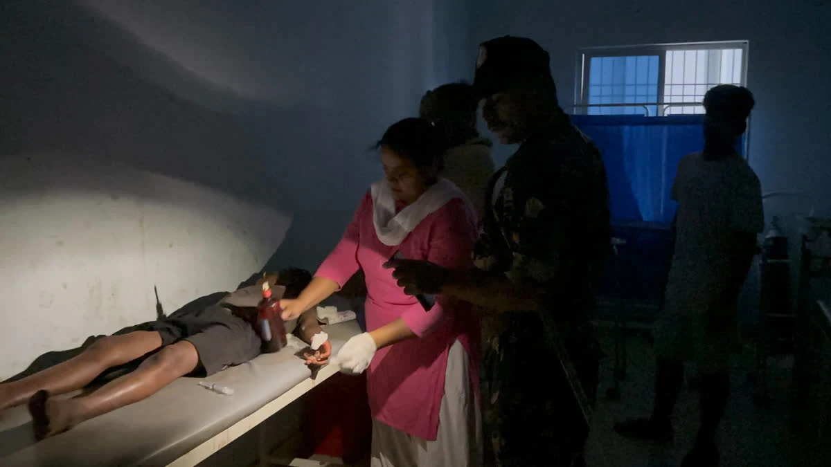 PATIENT STICHED UP BY MOBILE PHONE LIGHT