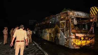 ग्रेटर नोएडा बस अग्निकांड: यात्रियों ने पहले ही दी थी जलने की बदबू की सूचना, चालक-परिचालक पर बस न रोकने का आरोप