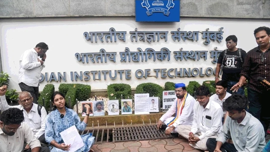 आईआईटी बॉम्बे: ‘नकल के पक्ष में नहीं, प्रोफेसर के साथ’, छात्रों ने बताया- क्यों कर रहे विरोध, क्या हैं मांगें