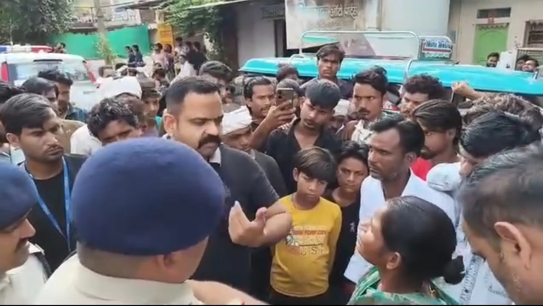 9 माह के बच्चे को लेकर पानी की टंकी पर चढ़ा परिवार, डेढ़ घंटे तक चला हाईवोल्टेज ड्रामा