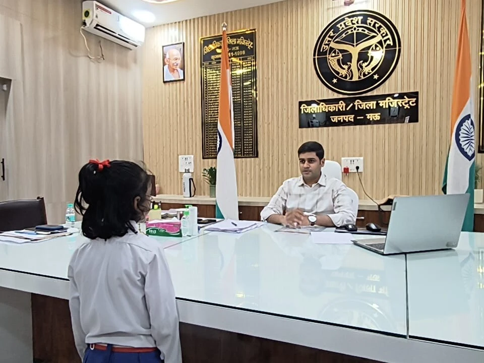 मऊ की 7 साल की समरा नाज़ ने दिखाई हिम्मत, जर्जर सड़क की शिकायत लेकर पहुंची जिलाधिकारी कार्यालय