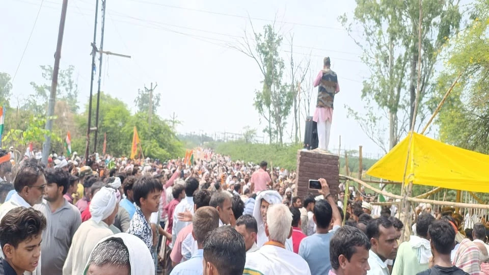 यूपी: छाता शुगर मिल शुरू कराने को फिर सड़कों पर उतरे हजारों किसान, पुलिस कार्रवाई के बाद बढ़ा आक्रोश; मंच से अल्टीमेटम