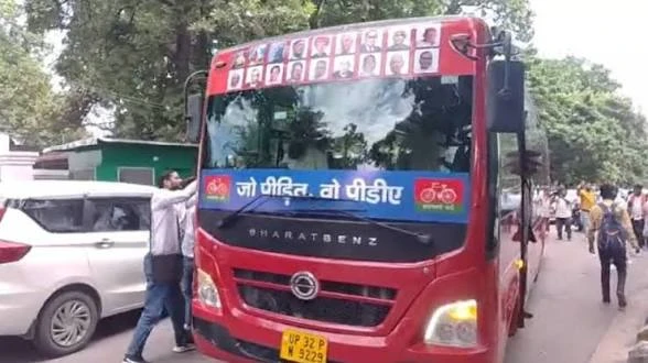 यूपी: अखिलेश यादव का समाजवादी रथ लखनऊ से रायबरेली पहुंचा, लिखा- ‘जो पीड़ित, वो पीडीए’