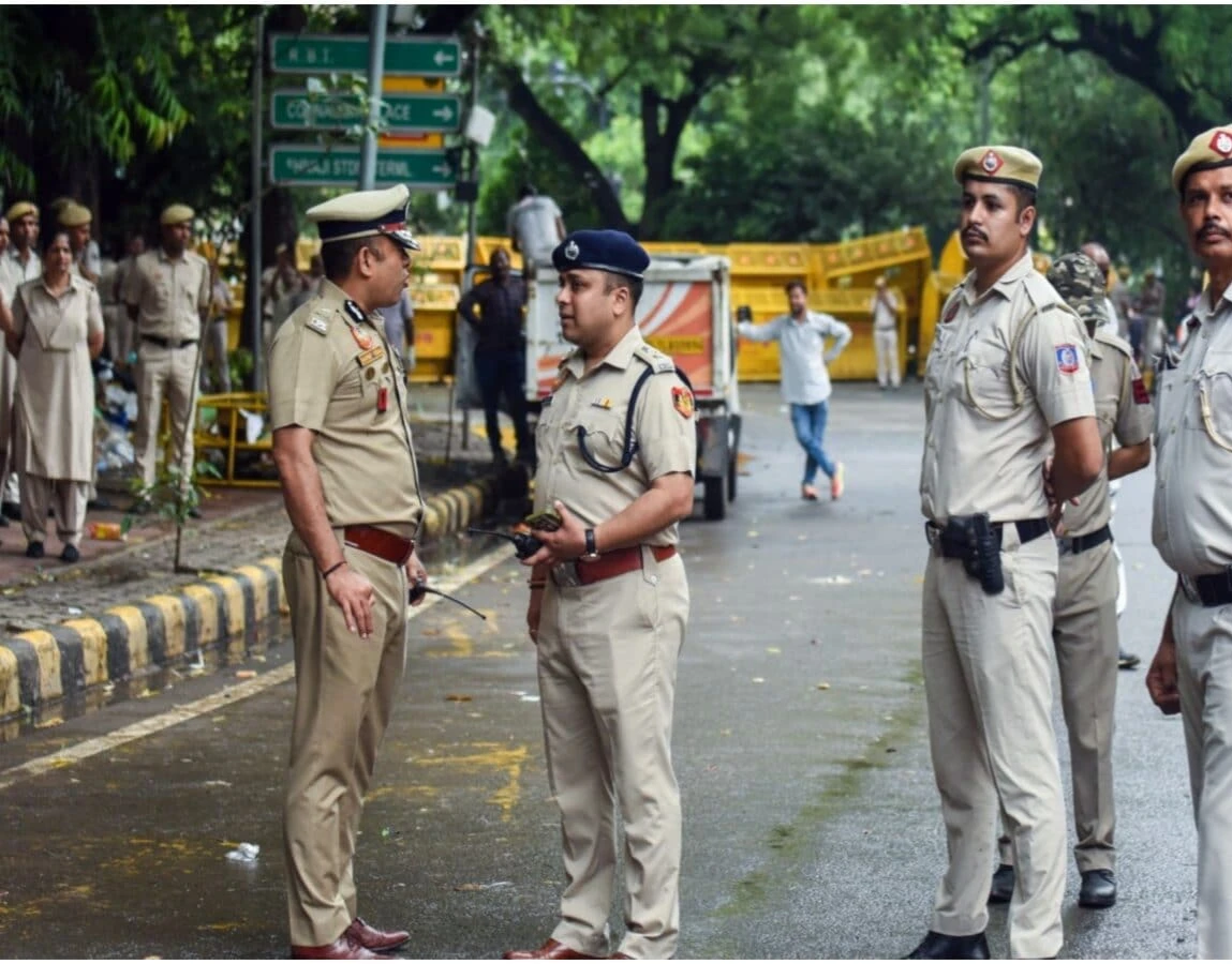 सीईसी के इस्तीफे की मांग तेज, जंतर-मंतर पर बैरिकेडिंग; निर्वाचन आयोग कार्यालय के बाहर सुरक्षा बढ़ी