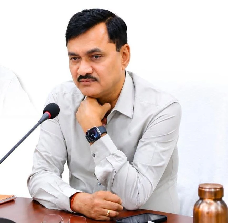 महिला कर्मी से अशोभनीय बातचीत के आरोप में प्रभारी सीएमओ निलंबित, कमिश्नर ने की कार्रवाई
