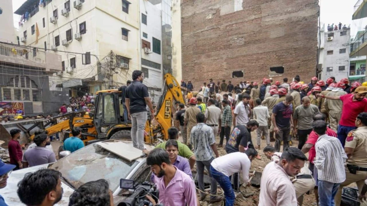 सत्य निकेतन इमारत हादसा: दिल्ली हाईकोर्ट में याचिका दाखिल, मुख्य न्यायाधीश ने तत्काल सुनवाई पर जताई सहमति