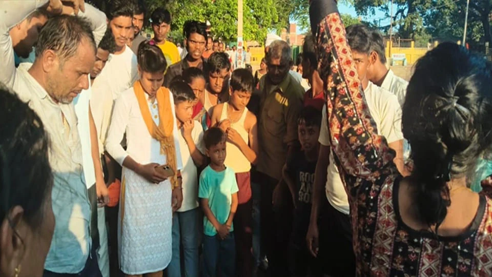 हरदोई में बड़ा हादसा: कुंड में डूब रहे ममेरे भाई को बचाने कूदा ऑटो चालक भी डूबा, दोनों की मौत