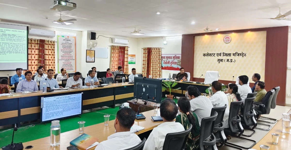 सीईओ जिला पंचायत की अध्यक्षता में विभिन्न विभागों की समीक्षा बैठक संपन्न