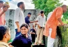 दीवार फांदकर इंटर कॉलेज में पहुंचे राज्यमंत्री सुरेंद्र दिलेर, पांच कमरों की छत गायब देख भड़के