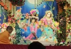 शंख-घंटियों की गूंज के बीच थोड़ी देर में जन्मेंगे कान्हा, भक्तों को प्राकट्य दर्शन का इंतजार