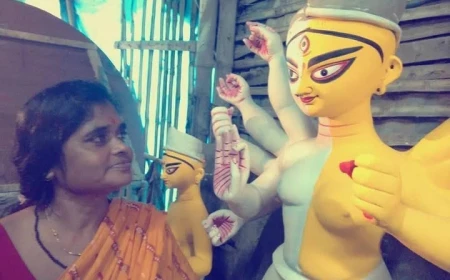 कुमोरटुली की ‘दशभुजा’: जिसे घर ने कहा ‘नहीं चाहिए’, उसी के हाथों से आज बनती है मां दुर्गा