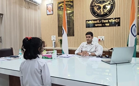 मऊ की 7 साल की समरा नाज़ ने दिखाई हिम्मत, जर्जर सड़क की शिकायत लेकर पहुंची जिलाधिकारी कार्यालय