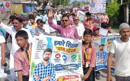 बिहार: शिक्षक की पिटाई के विरोध में सड़कों पर उतरे हजारों छात्र-शिक्षक, पांच दिन में कार्रवाई नहीं हुई तो आंदोलन की चेतावनी