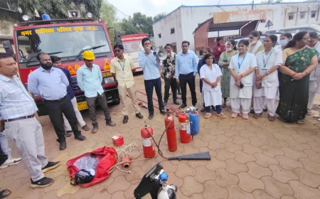 आग से बचाव की तैयारी: जिला चिकित्सालय स्टाफ ने सीखी फायर सेफ्टी तकनीकें