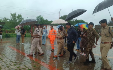 लगातार बारिश के बीच कलेक्टर-एसपी ने संभाला मोर्चा, जलस्रोतों और संवेदनशील इलाकों का किया निरीक्षण
