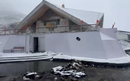 उत्तराखंड: हेमकुंड साहिब में सीजन की पहली बर्फबारी, केदारनाथ घाटी में भारी बारिश और घना कोहरा