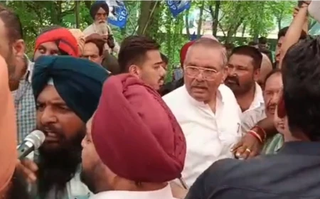 होशियारपुर में भाजपा-बसपा कार्यकर्ता भिड़े, पूर्व मंत्री विजय सांपला को माइक मारने का आरोप
