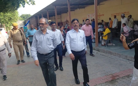 वृद्धाश्रम का किया निरीक्षण इस दौरान जिलाधिकारी ने वृद्धजनों से भी किया आत्मीय संवाद