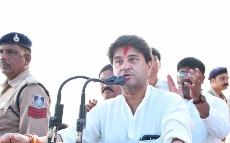 बरखेड़ा गिर्द में जन विश्वास शिविर में पहुंचे सिंधिया, ग्रामीणों की समस्याएं सुनीं; आवेदनों की ऑनलाइन मॉनिटरिंग का दिया सुझाव
