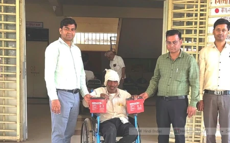 जनसुनवाई में प्राप्त आवेदन पर दिव्यांग बाबूलाल अहिरवार को तत्काल मिली नई बैटरियां