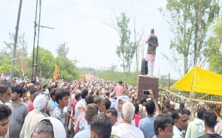 यूपी: छाता शुगर मिल शुरू कराने को फिर सड़कों पर उतरे हजारों किसान, पुलिस कार्रवाई के बाद बढ़ा आक्रोश; मंच से अल्टीमेटम