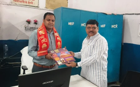 हाथरस किला रेलवे स्टेशन के कायाकल्प और नई ट्रेनों की मांग, पूर्व पालिका अध्यक्ष आशीष शर्मा ने उप महाप्रबंधक को सौंपा मांग पत्र