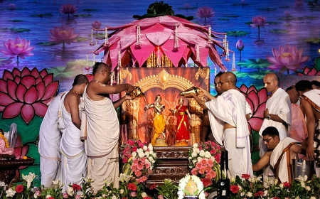 श्रीकृष्ण जन्माष्टमी पर भक्ति में डूबा वृंदावन चंद्रोदय मंदिर