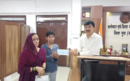 कलेक्टर ने रेडक्रॉस सोसायटी से जरूरतमंद महिला को दी 10 हजार रुपये की आर्थिक सहायता