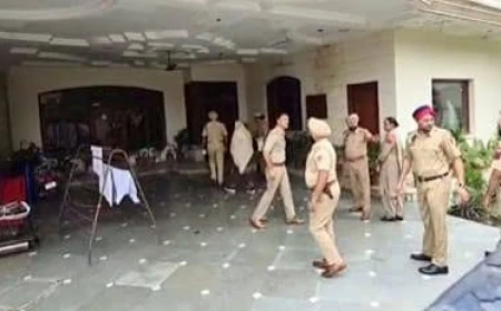 अमरजीत चावला के घर पुलिस की दबिश, तीन वाहनों में पहुंची टीम; पत्नी से पूछताछ, आरोपी घर पर नहीं मिले