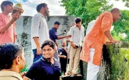 दीवार फांदकर इंटर कॉलेज में पहुंचे राज्यमंत्री सुरेंद्र दिलेर, पांच कमरों की छत गायब देख भड़के