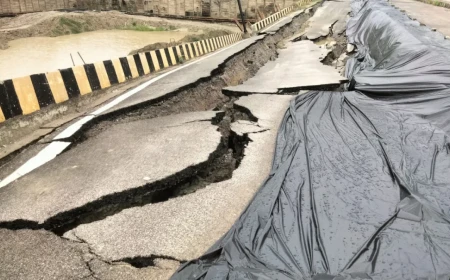 लखनऊ में बारिश के बीच इकाना स्टेडियम के पास धंसी एलडीए की सड़क, पॉलीथिन और चादर से ढका क्षतिग्रस्त हिस्सा