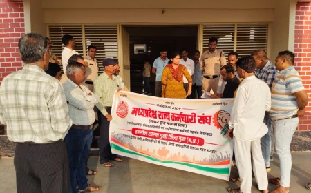 गुना में कर्मचारियों ने उठाई लंबित मांगों की आवाज, मुख्यमंत्री और मुख्य सचिव के नाम सौंपा ज्ञापन