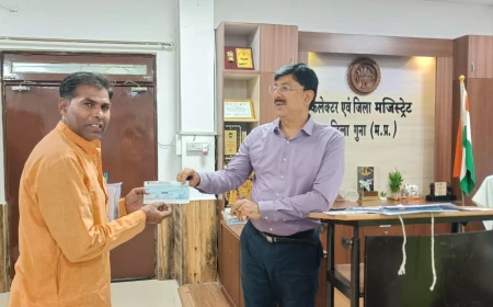 कलेक्टर ने जरूरतमंदों को आर्थिक सहायता प्रदान की