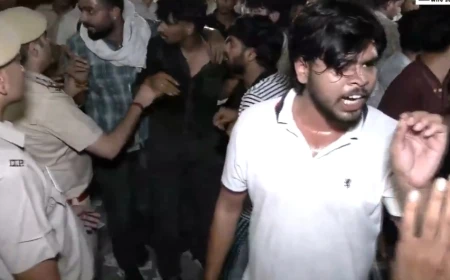डूसू चुनाव परिणाम के बाद हंगामा: हार के बाद समाजवादी छात्र सभा का प्रदर्शन, पुलिस से तीखी बहस और झड़प