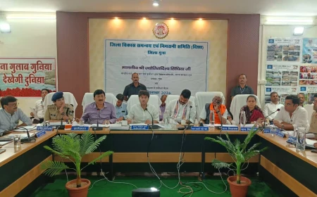 गुना में दिशा बैठक में सिंधिया के सख्त निर्देश, नशा-भू-माफिया और अवैध शराब पर कार्रवाई के आदेश; विकास कार्य समय-सीमा में पूरे करने पर जोर