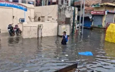 मथुरा-वृंदावन में बारिश से बिगड़े हालात, बांकेबिहारी मार्ग पर घुटनों तक भरा पानी; जन्माष्टमी की तैयारियों पर उठे सवाल