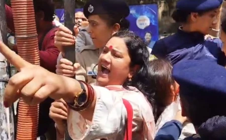 शिमला: केएनएच की गायनी ओपीडी शिफ्टिंग के विरोध में उग्र प्रदर्शन, महिलाओं की पुलिस से धक्का-मुक्की; सचिवालय के बाहर सड़क पर बैठीं प्रदर्शनकारी