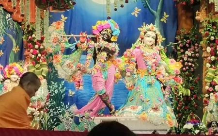 शंख-घंटियों की गूंज के बीच थोड़ी देर में जन्मेंगे कान्हा, भक्तों को प्राकट्य दर्शन का इंतजार