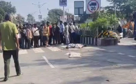 देहरादून में हादसा: मोहब्बेवाला में सीमेंट से लदा ट्रक पलटा, एक की मौत, दो गंभीर घायल