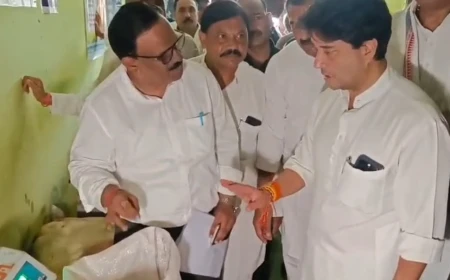 गुना में सिंधिया ने शासकीय उचित मूल्य दुकान का किया निरीक्षण, खाद्य मंत्री गोविंद सिंह राजपूत भी रहे मौजूद