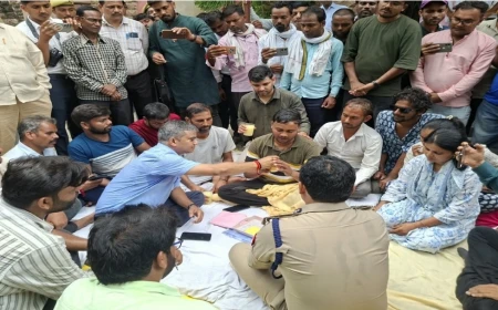 सीएम योगी के आश्वासन के बाद शिक्षा निदेशालय पहुंचे डीएम, जूस पिलाकर चार छात्रों का अनशन कराया खत्म