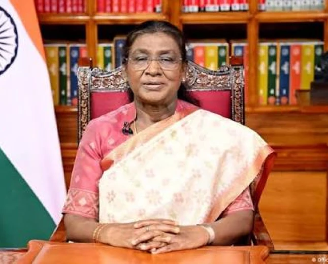 धन ही सब कुछ नहीं, सेवा में ही सच्ची संतुष्टि: राष्ट्रपति मुर्मू ने छात्रों से देश और समाजहित को प्राथमिकता देने को कहा