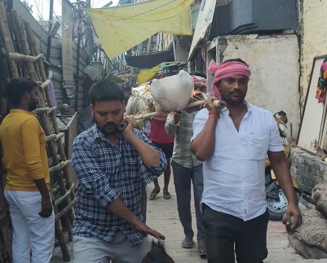 काशी में पत्रकार विजय शंकर यादव का निधन, परिजन नहीं पहुंचे तो अमन कबीर सेवा न्यास ने निभाया अंतिम संस्कार का दायित्व