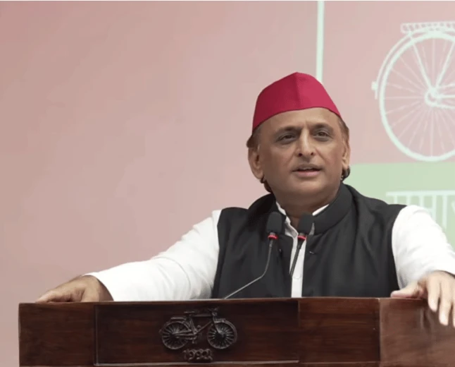 यूपी: अखिलेश ने सीएम योगी पर तंज कसते हुए दिखाया वीडियो, बोले- हरे और लाल रंग मिलकर सपा का झंडा बन जाएंगे