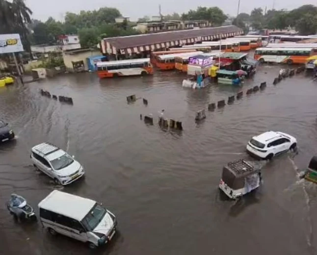 बरेली: भारी बारिश के चलते जिला प्रशासन अलर्ट, अधिकारी-कर्मचारियों की छुट्टियों पर एक सप्ताह तक रोक