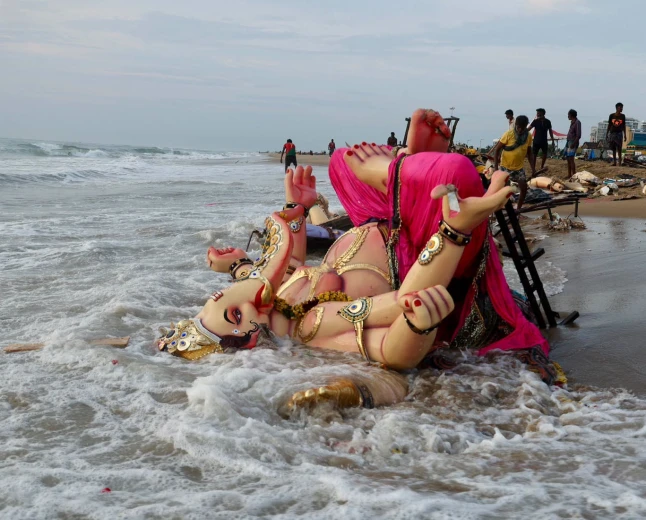 चेन्नई में गणेश प्रतिमा विसर्जन के बाद समुद्र तट पर जमा कचरे की सफाई शुरू