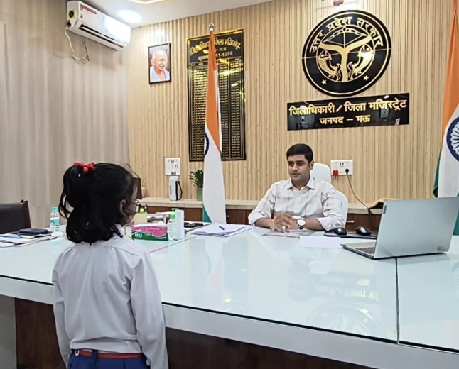 मऊ की 7 साल की समरा नाज़ ने दिखाई हिम्मत, जर्जर सड़क की शिकायत लेकर पहुंची जिलाधिकारी कार्यालय