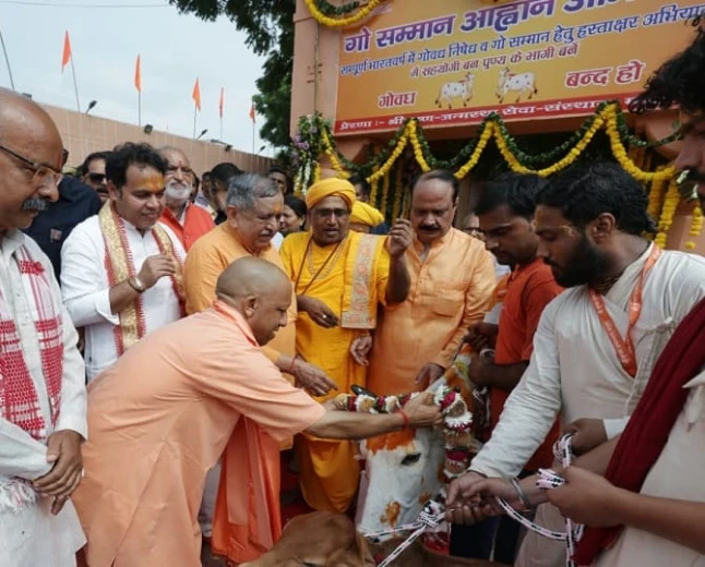 जन्माष्टमी पर कृष्ण जन्मभूमि पहुंचे सीएम योगी, गो-पूजन के बाद श्रद्धालुओं पर की पुष्पवर्षा; जयकारों से गूंजा परिसर